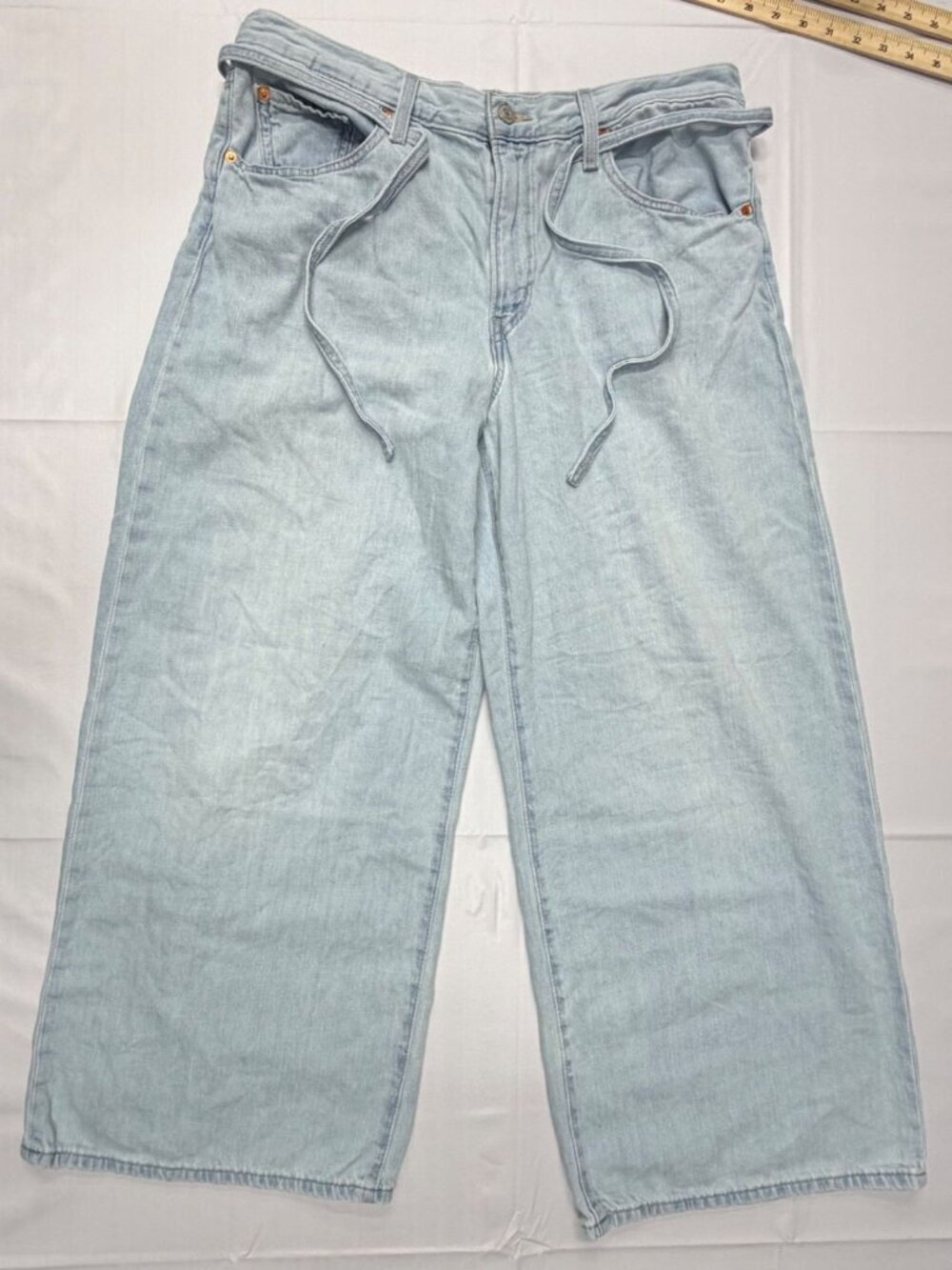 Levi's Women XL Baggy Straight Leg Jeans light wash denim size 31 measures 35x27